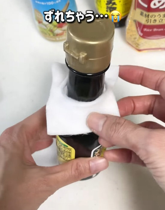 ボトルの中ほどに装着されたコットン