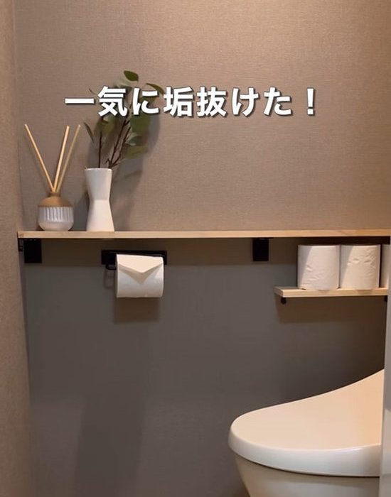トイレットペーパーや小物が置かれたトイレの棚