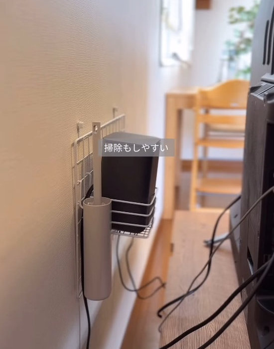 ワイヤーネットで収納したテレビ裏のコード