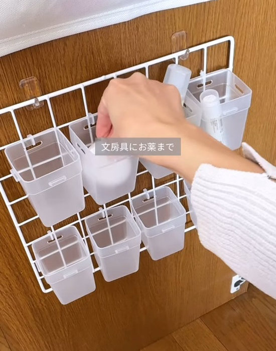 スキンケアアイテムを収納したワイヤーネットに付けたくつ下整理カップ
