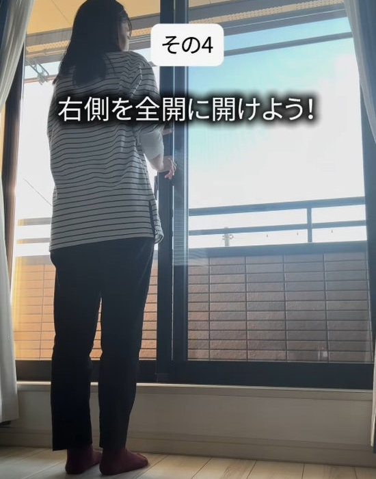 窓の右側を開けている様子