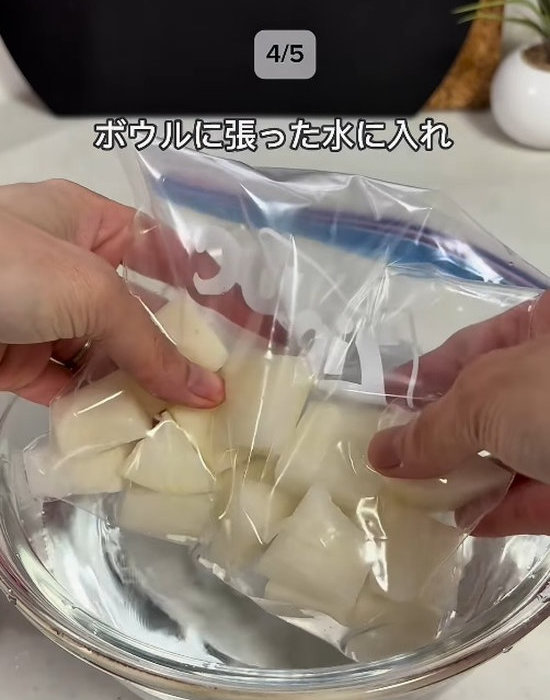 空気を抜いている様子