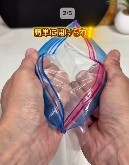 手首を返している様子