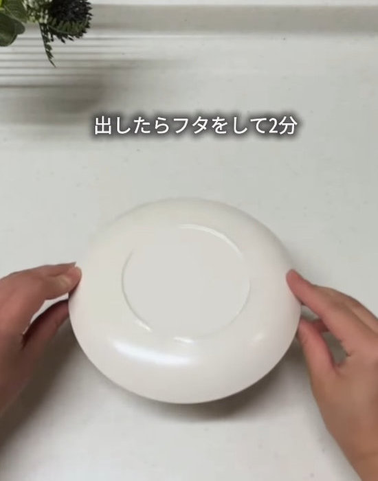 コップの上にお皿を置いている様子