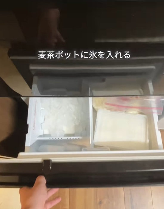 冷凍庫を開けている様子