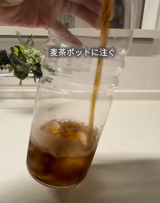 抽出した麦茶を麦茶ポットに入れている様子