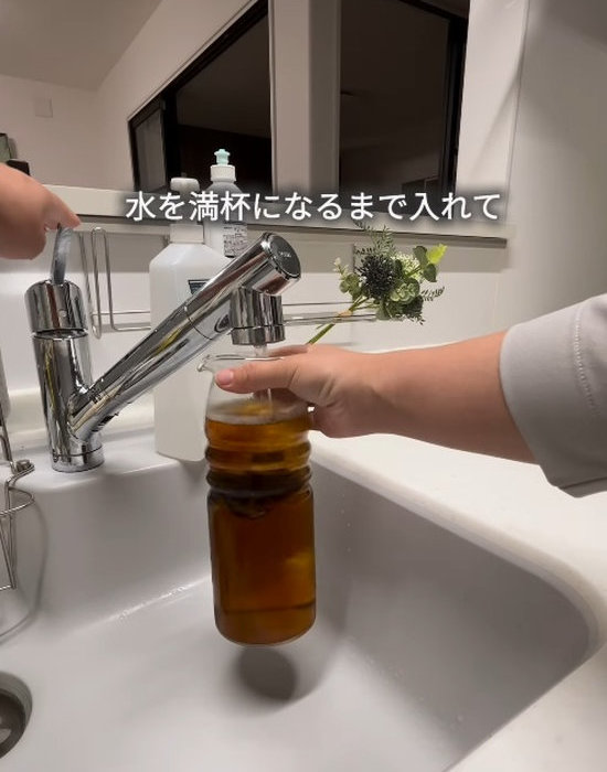 麦茶ポットに水を入れている様子