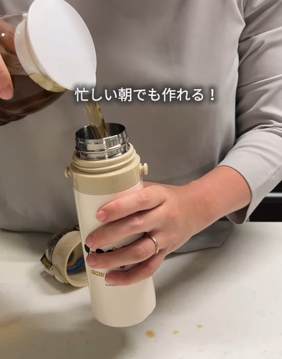 水筒に麦茶を注いでいる様子