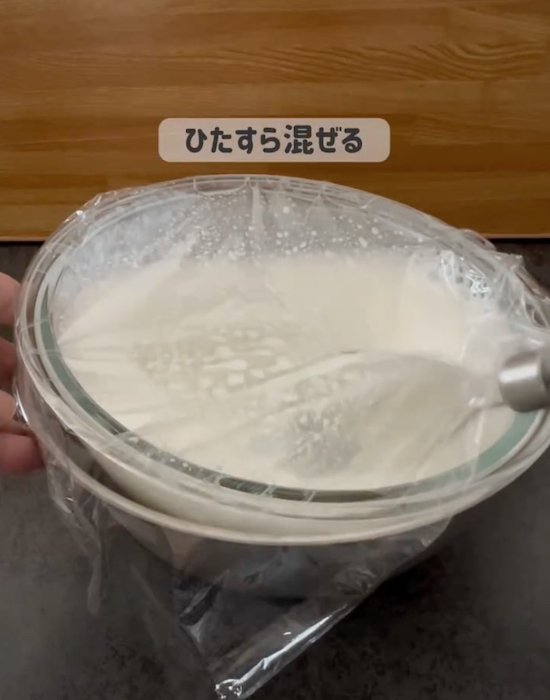 練乳とゼラチンが入った牛乳を混ぜている様子