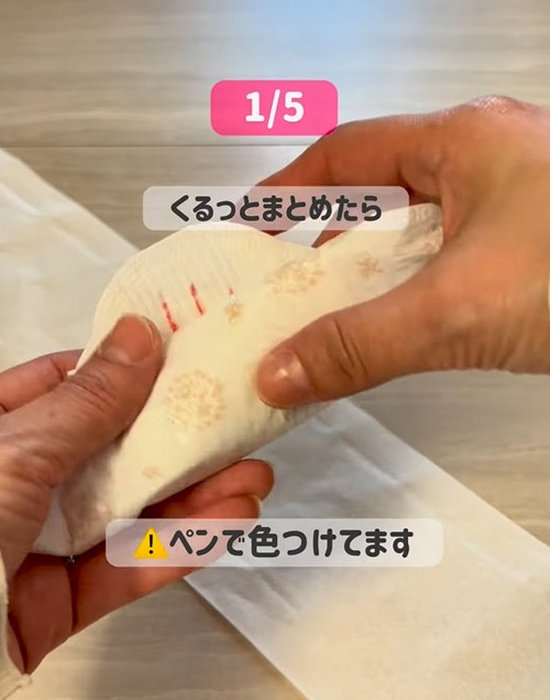 ナプキンを丸める様子