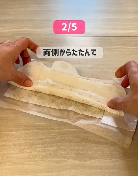 ナプキンをたたむ様子