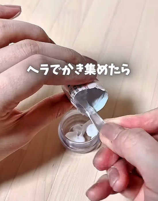 ヘラでクリームをかき集めている様子