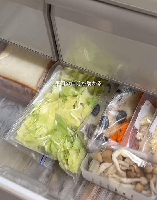 野菜を冷凍庫に入れる様子