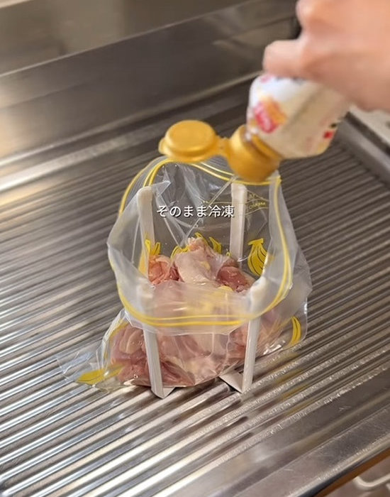 肉に下味を付けている様子