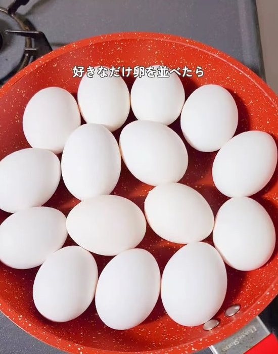 フライパンに並べられた卵