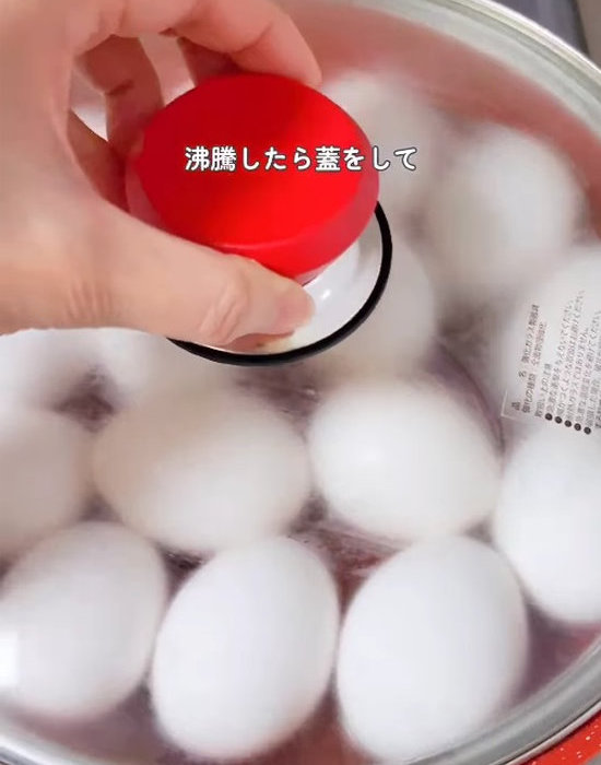 フライパンの蓋を閉めている様子
