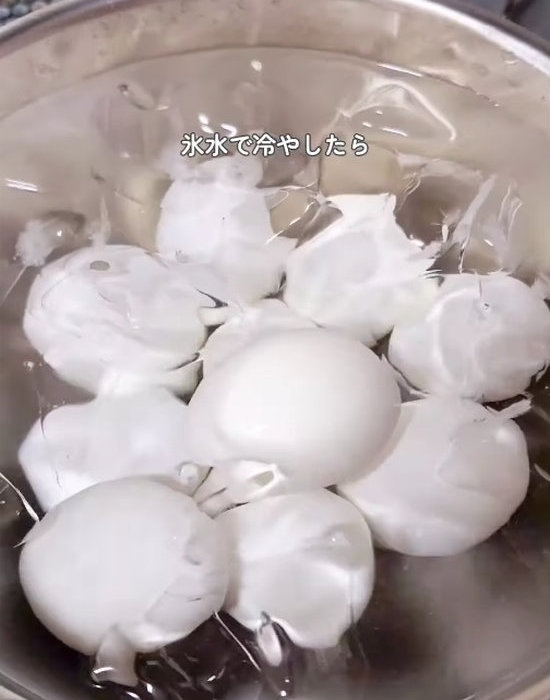 ゆで卵を氷水につけている様子
