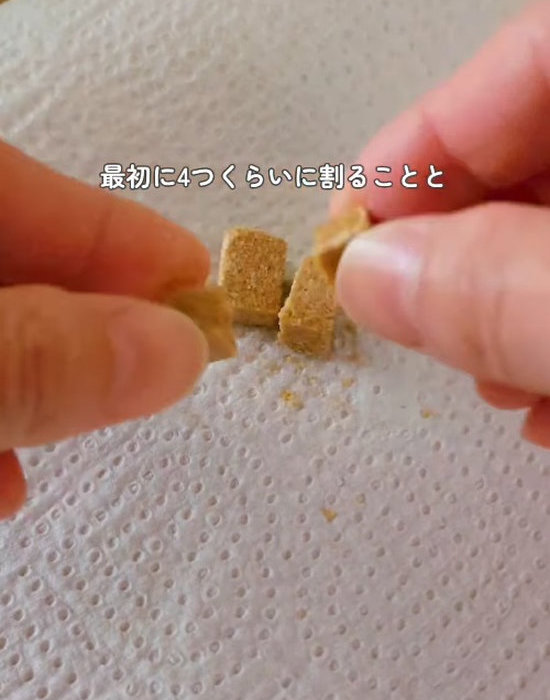 固形コンソメを手で割る様子