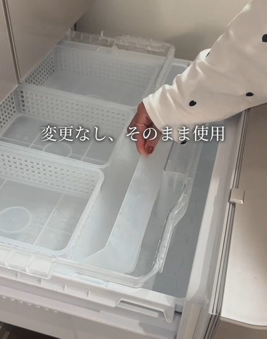 冷凍庫のケースの上にアレンジメッシュボックスと引き出し整理ボックスを入れる様子