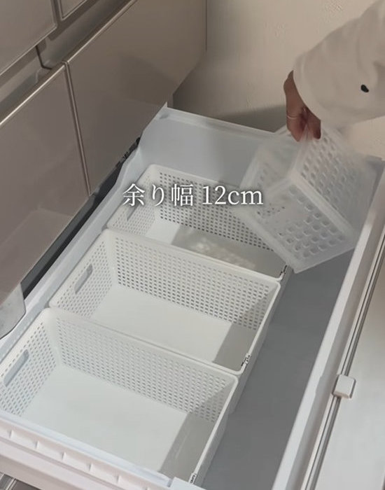 冷凍庫にミニコンとコンテナBOXを置く様子