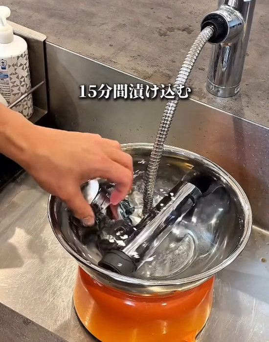 分解したパーツをボウルに入れている様子