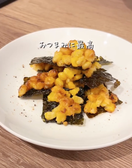 お皿に盛り付けたトウモロコシの天ぷら