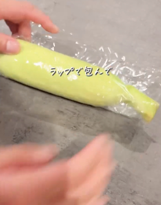 トウモロコシをラップで包む様子