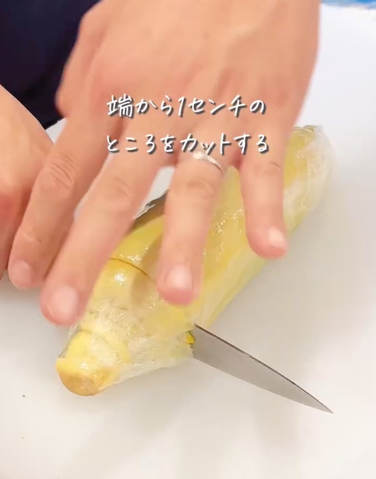 トウモロコシの端をカットする様子