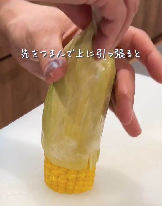 トウモロコシの皮を剥く様子