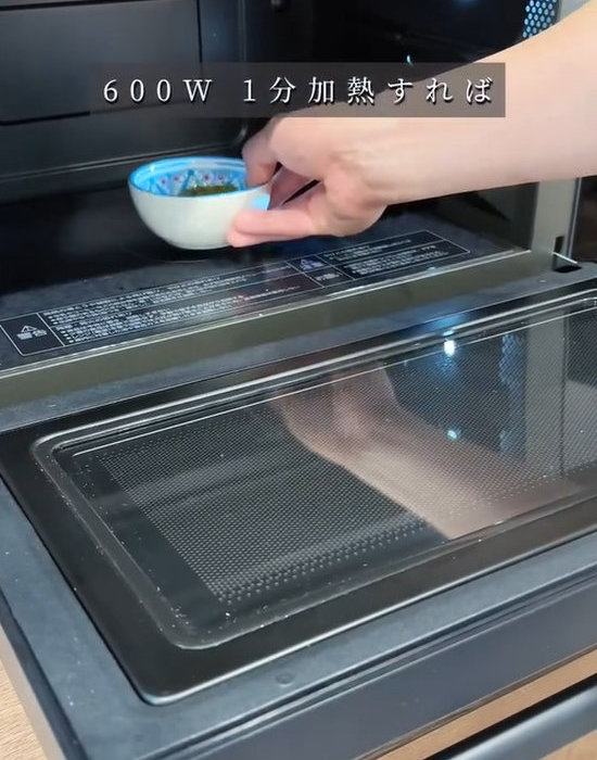 電子レンジに茶葉の入った皿を入れる様子