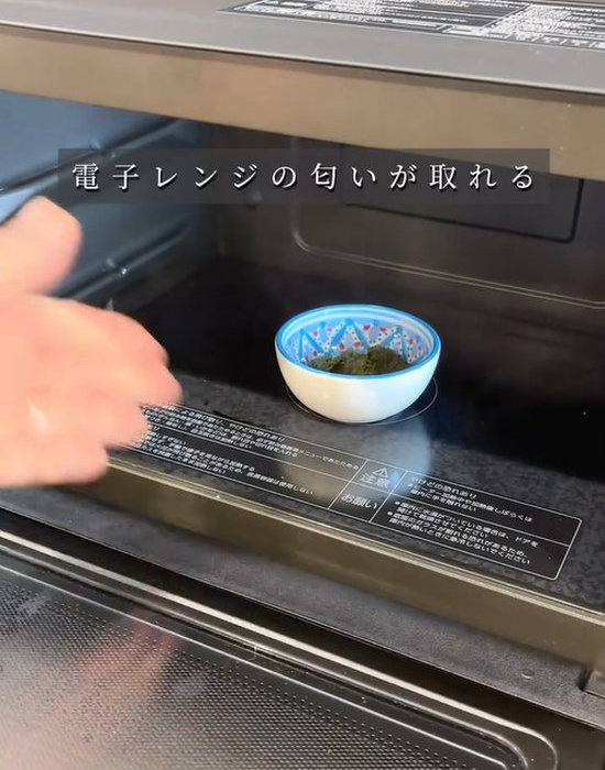 電子レンジの中にある茶葉の入った耐熱皿
