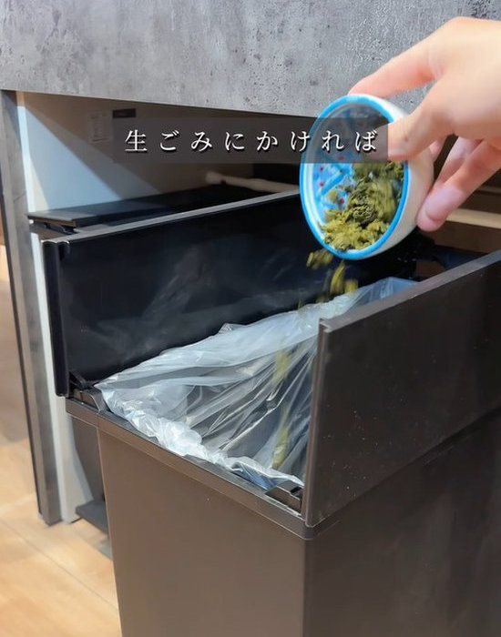 ゴミ箱に乾いた茶葉を入れる様子