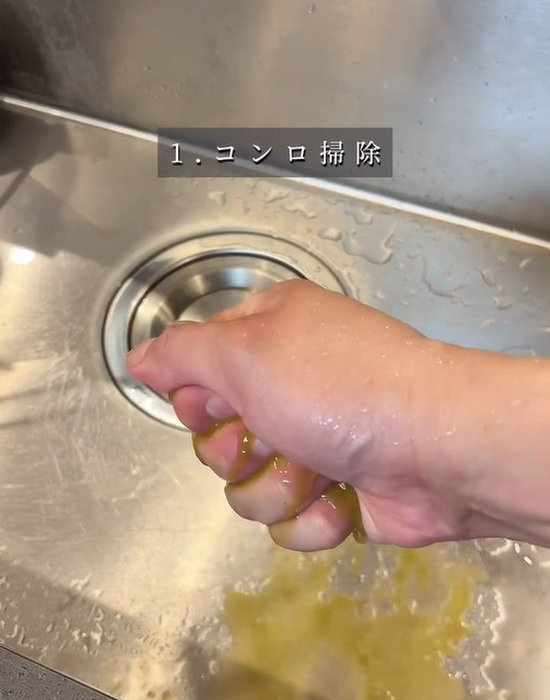 使用後のお茶パックを手で絞る様子
