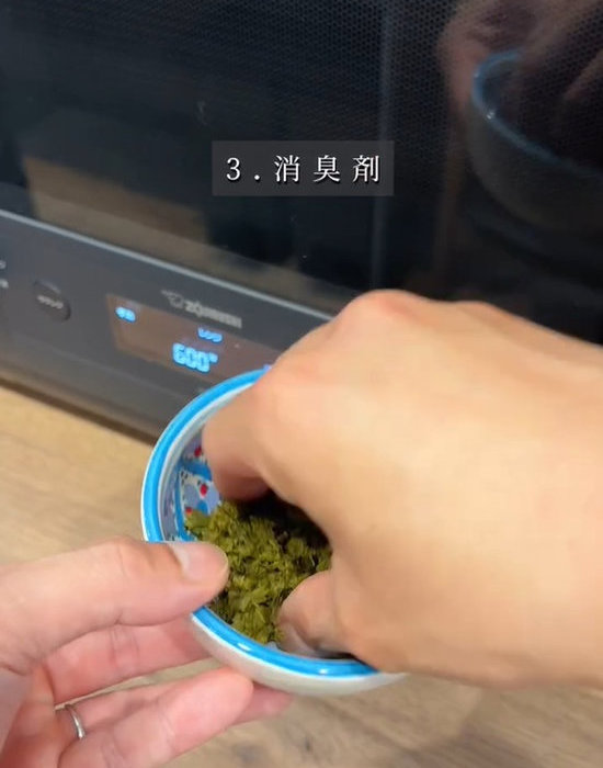 お茶パックの茶葉を耐熱皿に入れる様子
