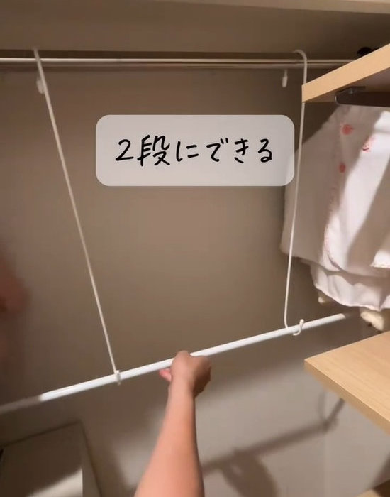 クローゼットのポールにかけたS字フックに突っ張り棒をのせている様子