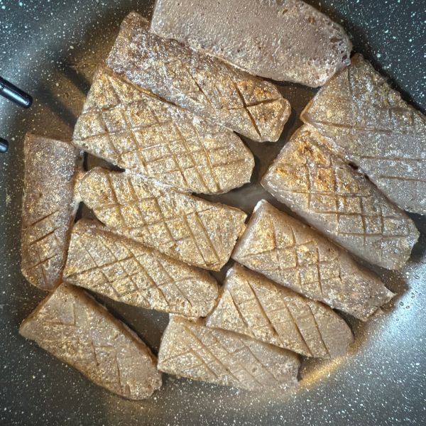 焼き色が付いた板こんにゃくの様子