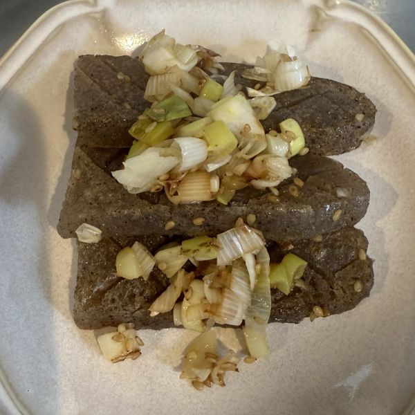 完成した『ネギだれのこんにゃくステーキ』を皿に盛り付けた様子