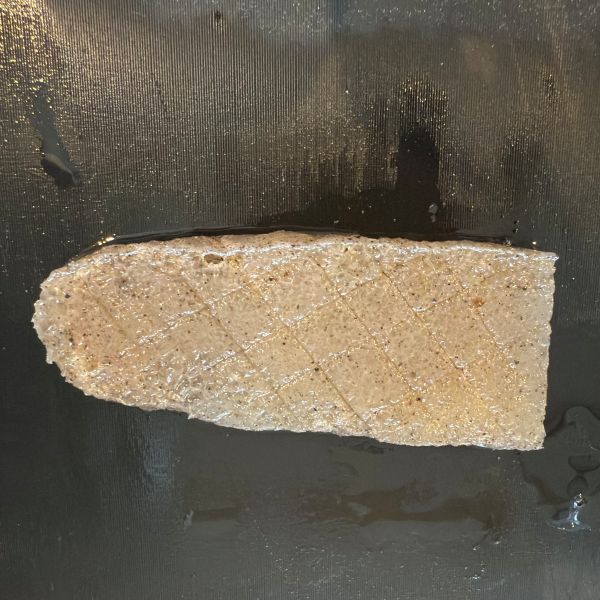 カットした板こんにゃくに格子状に切れ目を入れた様子
