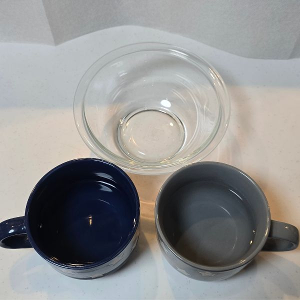 水と湯が入ったコップとボウルを並べた写真