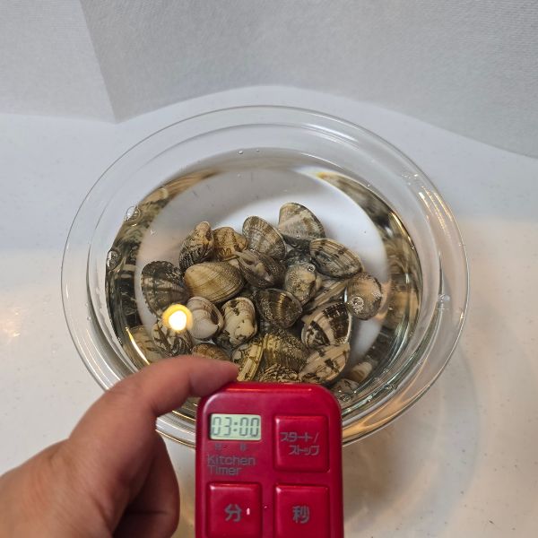 ボウルに入れた５０℃のお湯にアサリを入れた様子