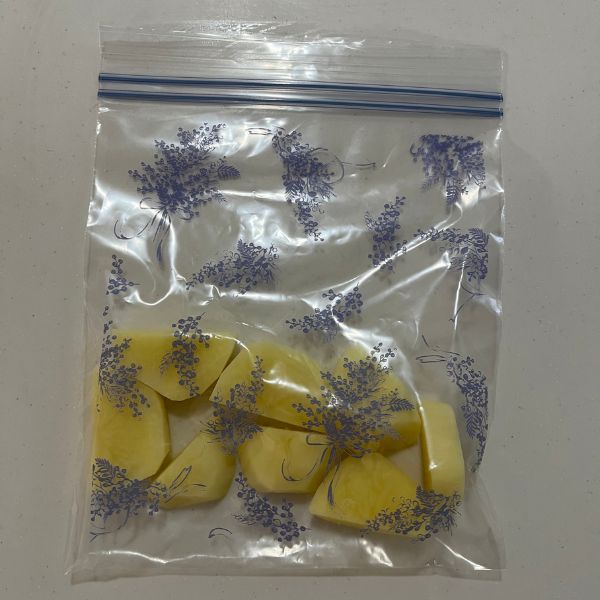 冷凍用保存袋にひと口大に切ったジャガイモを入れた様子