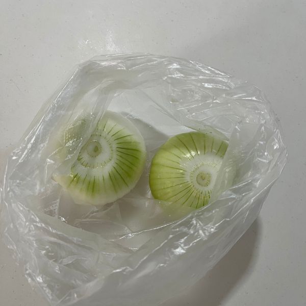 皮をむいたタマネギをポリ袋に入れた様子