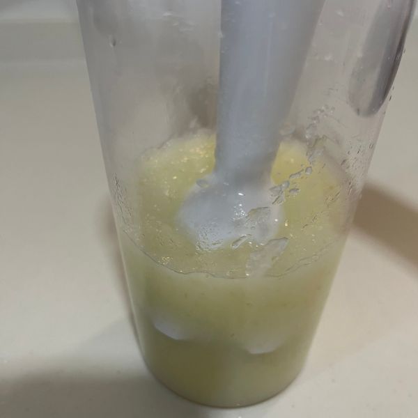 タマネギをブレンダーに入れてつぶす様子