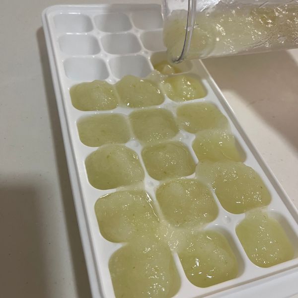 ペースト状になったタマネギを製氷皿に入れる様子