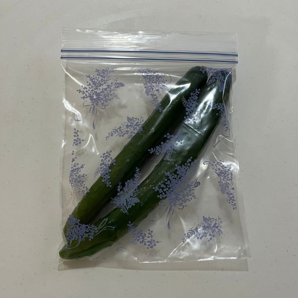 キュウリを冷凍用保存袋に入れた様子