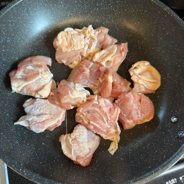 一口大に切った鶏肉をフライパンに入れた様子