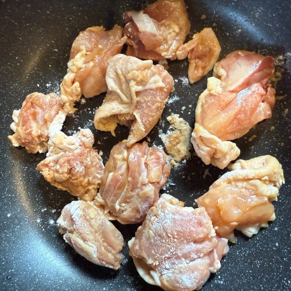 片栗粉をなじませた鶏肉の皮目を下にしてフライパンに並べた様子