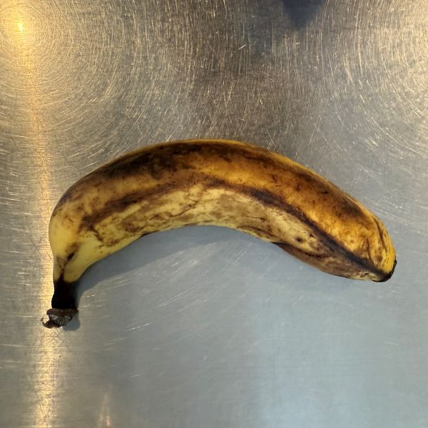 皮が黒くなったバナナの写真