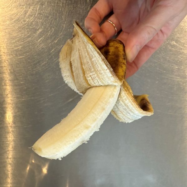 バナナの皮を半分むいた様子