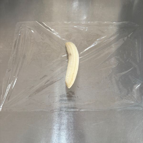 皮をむいたバナナをラップに置いた様子